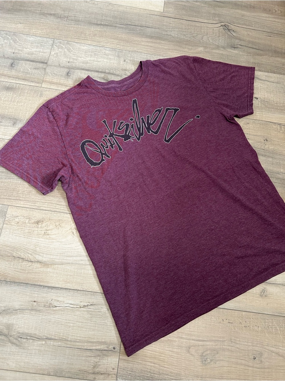 Y2K Quiksilver Men's Maroon Graphic Tee